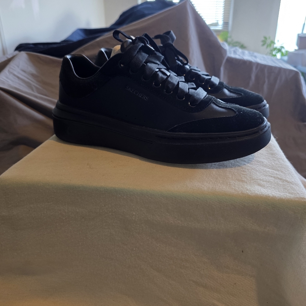 Sleek Black Sneakers Skechers
